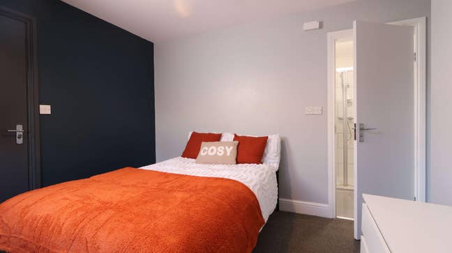 1 Ensuite Room LEFT! 😍 Double Bed! Main Photo