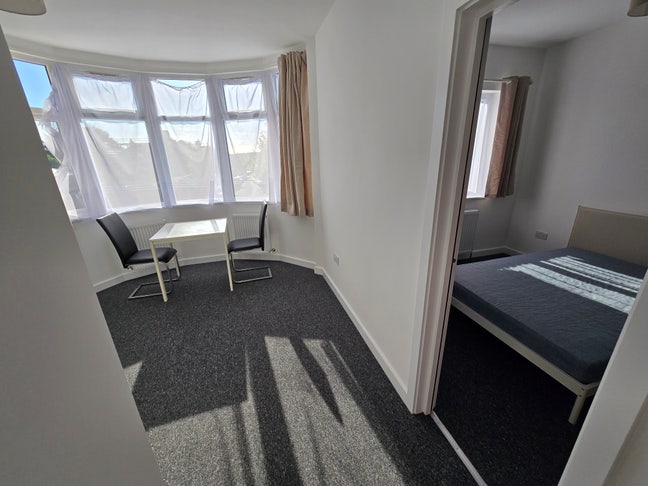 New en-suite 1 bedroom flat with shared kitchen Main Photo