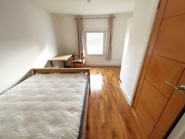Modern En-Suite Room with Balcony – Newly Refurb Main Photo