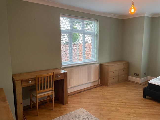 Large Double room in detached house. Main Photo