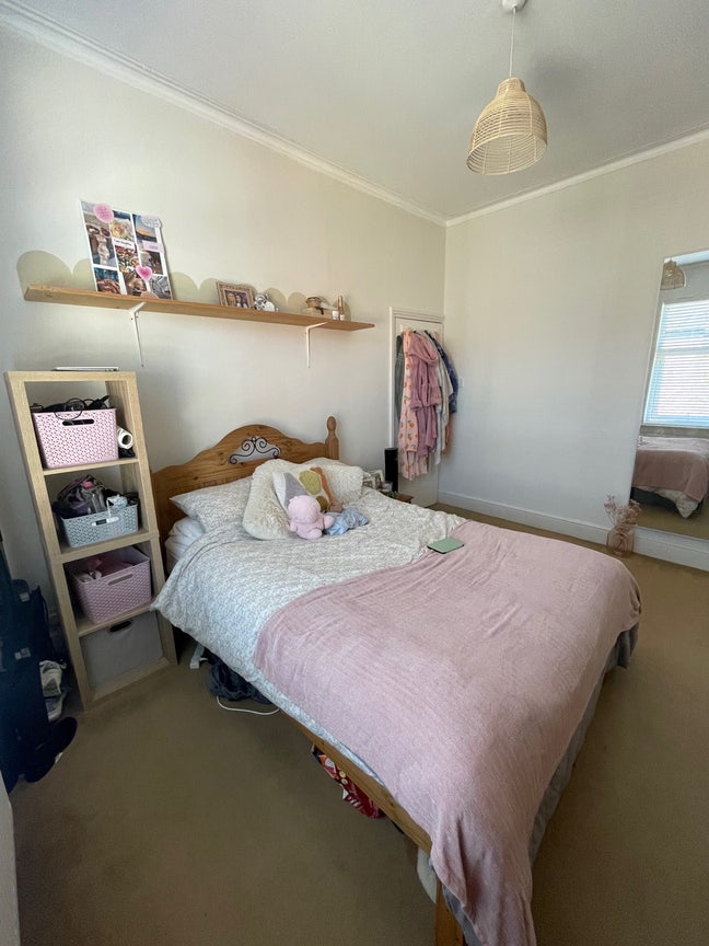 1 Room near lark lane sharing with 2 girls Main Photo