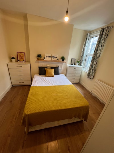 Zone 2- Cheap Double 2 Min Walk to the Station Main Photo