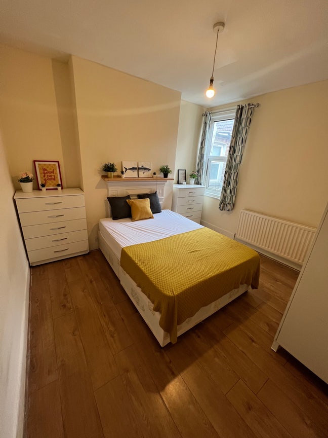  2 Min Walk to the Station- Zone 2 Cozy Double Main Photo