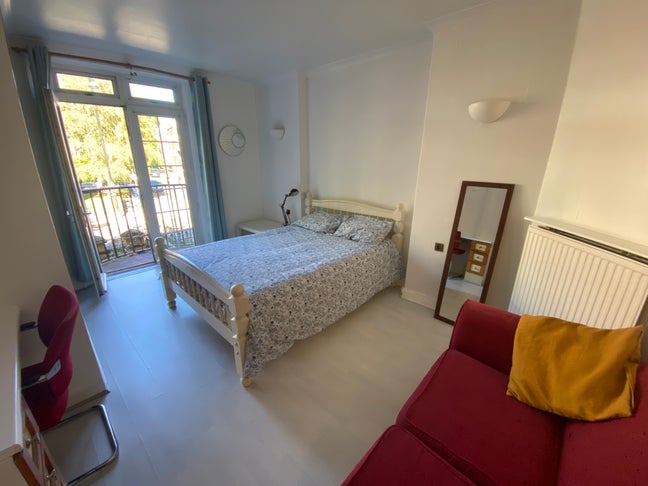 Just Outside Bethnal Green Tube! Amazing Room! Main Photo
