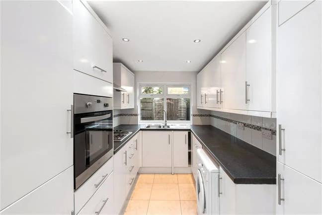 4 bedroom end of terrace house  Main Photo
