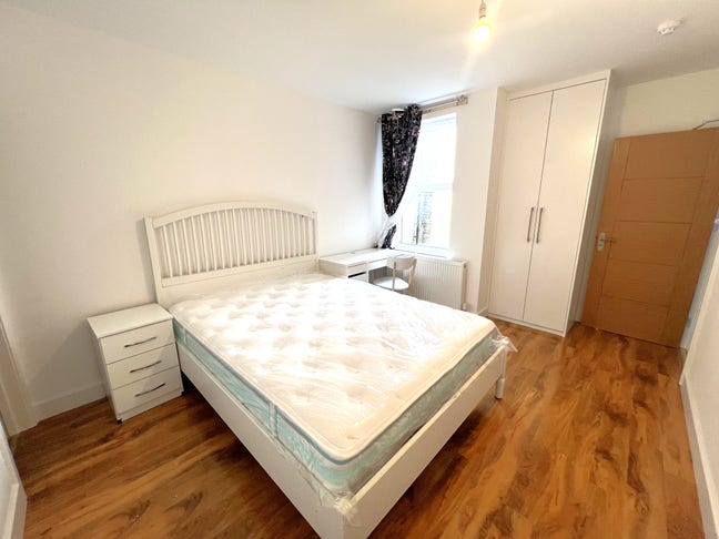 4 Modern En-Suite Rooms in same NEW house  Main Photo