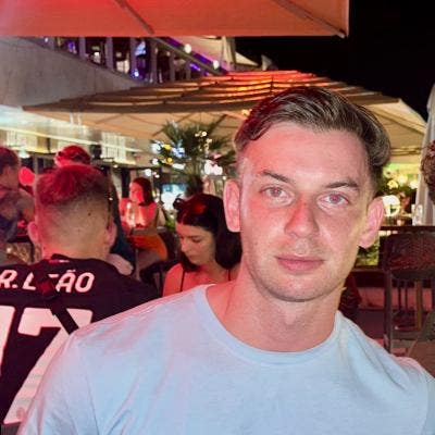 Professional Male seeks a double room Main Photo