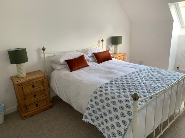 Double bedroom with private lounge and shower room Main Photo