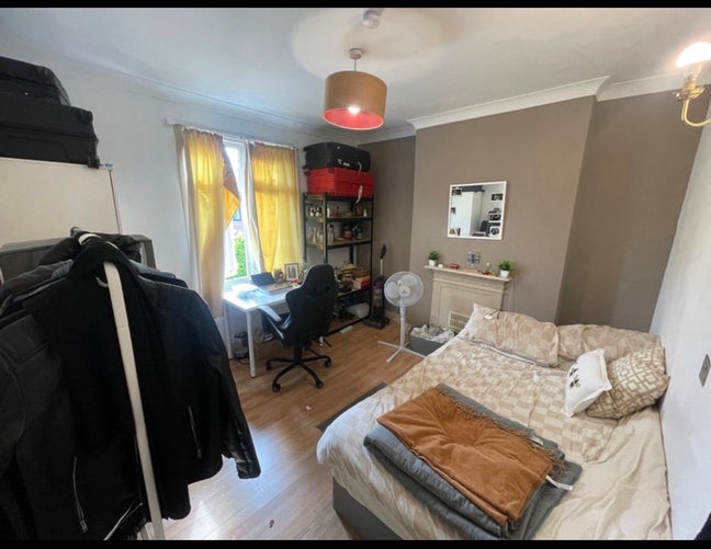 Double bedroom in Brentford  Main Photo