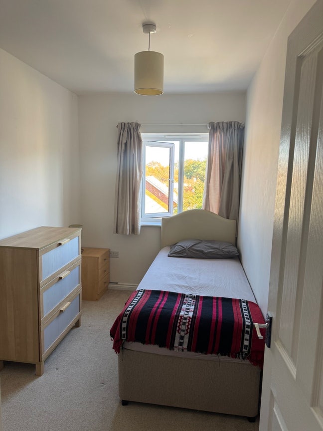 Single Room Available to Rent Main Photo