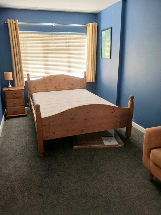 Large double room in family house Main Photo