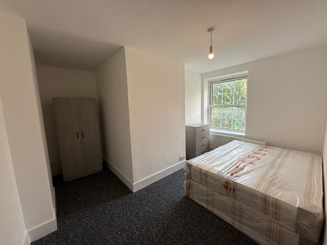 Lovely Double Room in Bow E3  Main Photo