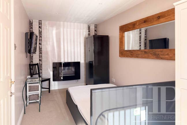 Professional House Share in Maidenbower! Main Photo