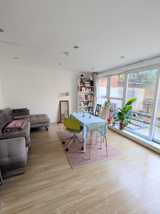 5-6 month contract available in 3-bed flat Main Photo