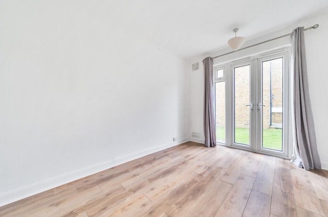 Spacious Room Available  Cheap Main Photo