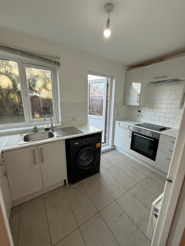 Lovely 2bed property - Hounslow  Main Photo