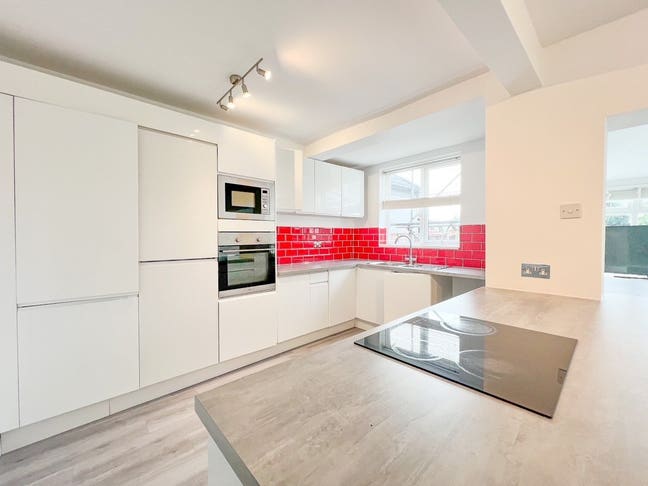 Furnished Five Bedroom with driveway Main Photo