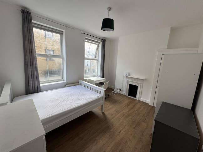 Spacious Double Room Availble Now in Zone 1 Main Photo