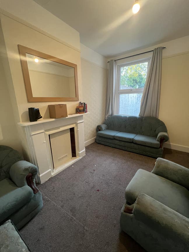 Double room available to rent in family home Main Photo