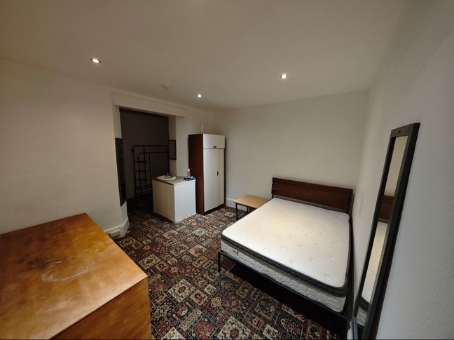 1 double & 1 single Long term room,  central Newq Main Photo