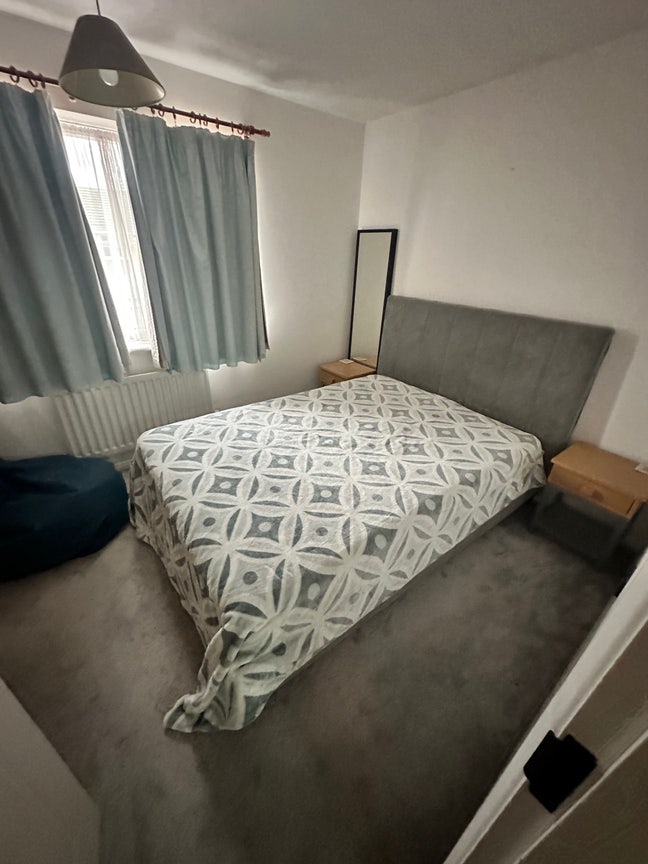 Double bedroom in a 2 bedroom house  Main Photo