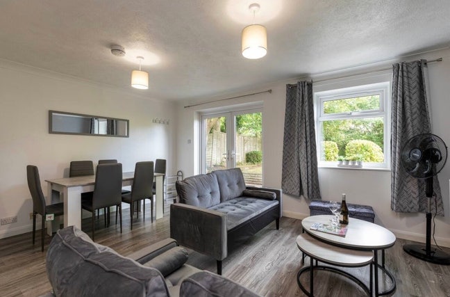 Luxury & Furnished 4 Bed Apartment With Garden  Main Photo