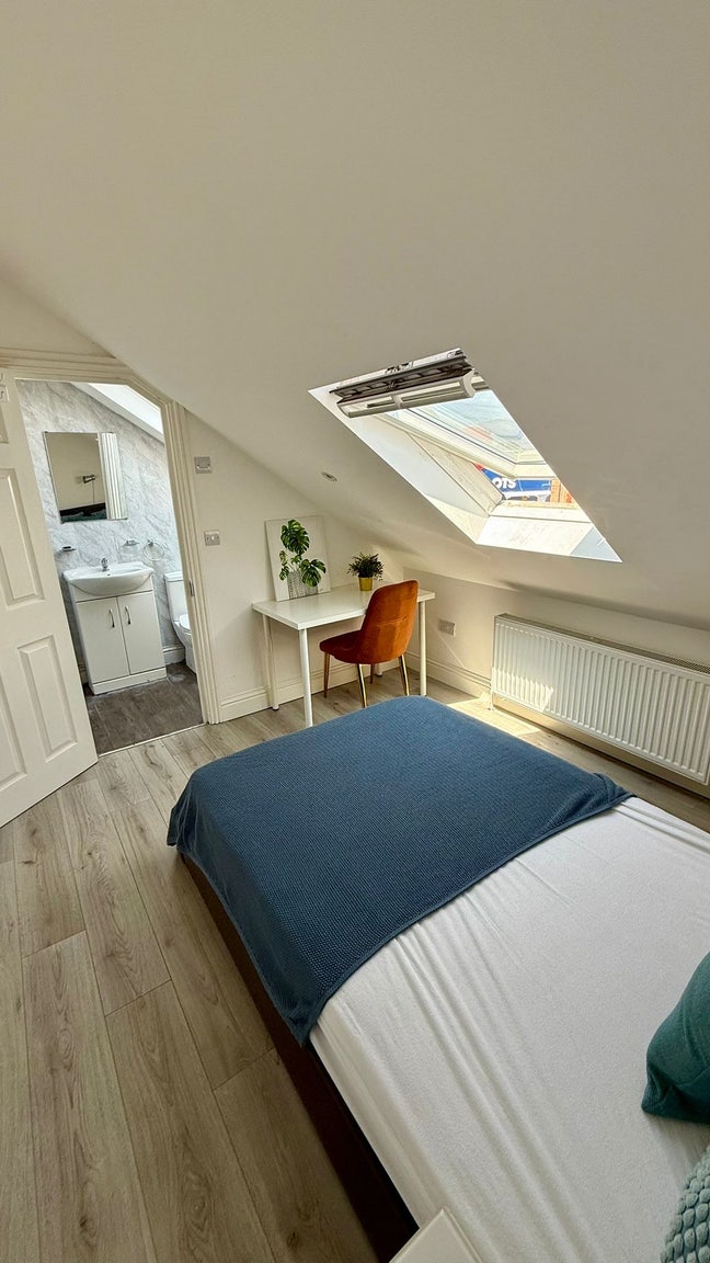 Amazing Ensuite  in Kilburn Area-1' to Shop&Transp Main Photo