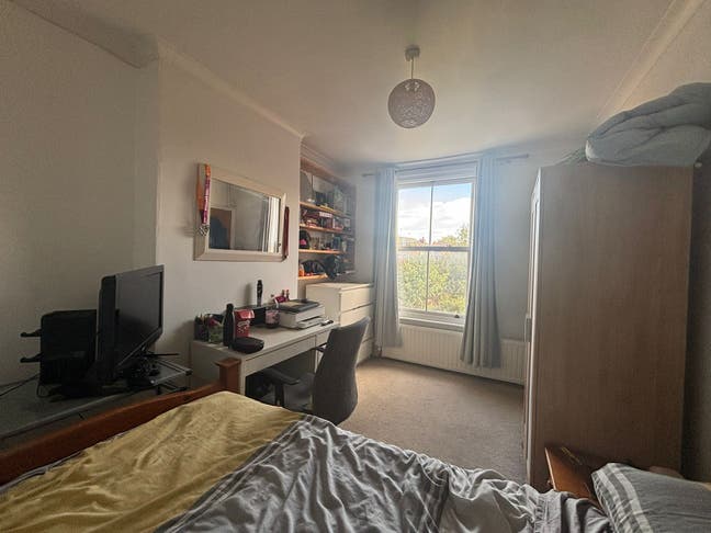Lovely double room in friendly, comfortable home. Main Photo