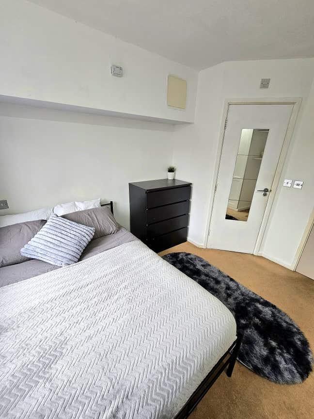 BOW *Modern double  room available now ! Main Photo