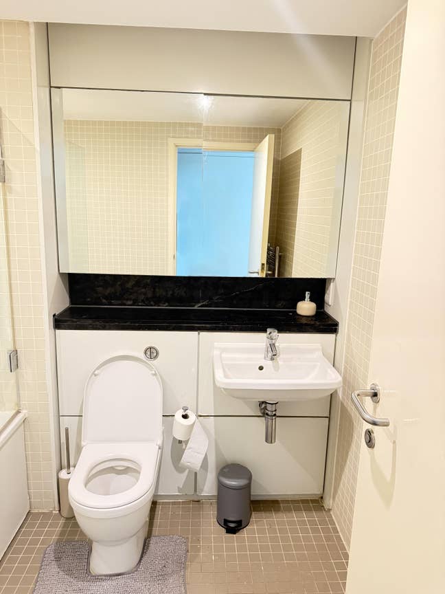 Modern Double Room in the Heart of Birmingham City Main Photo
