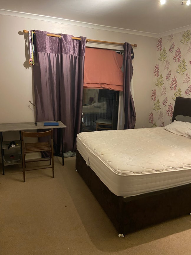 Spare room with en suite available for letting Main Photo