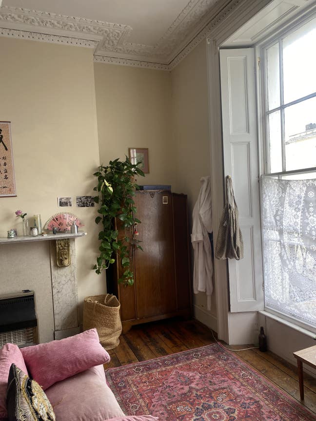 Spacious sunny room Main Photo