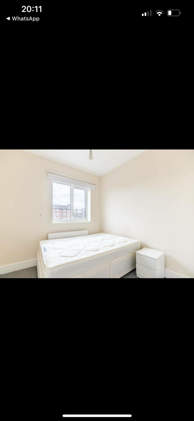 Double Room in flatshare w/ 2 young professionals Main Photo