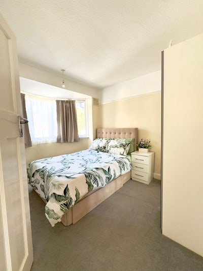 Double room to rent near Uni & QE Main Photo