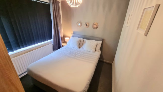 Beautiful double room available NOW near Hospital Main Photo