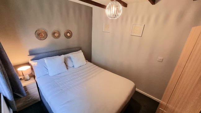 Beautiful double room available NOW near Hospital Main Photo
