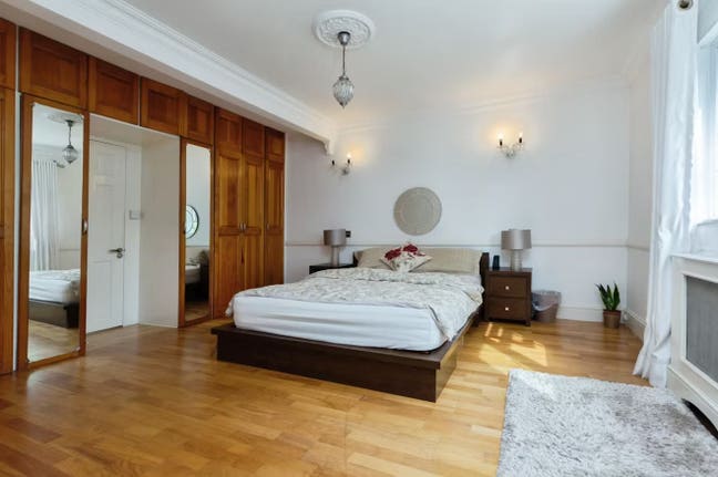 Double Bedroom train station and bus stops 2 mins Main Photo