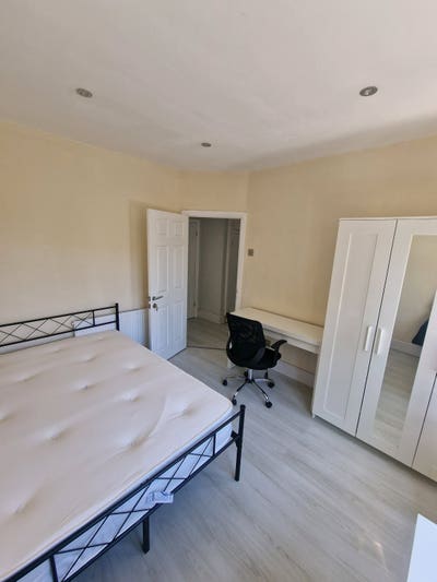 Double Room available for rent Main Photo