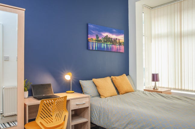 Small Single Bedroom En Suite Available Main Photo