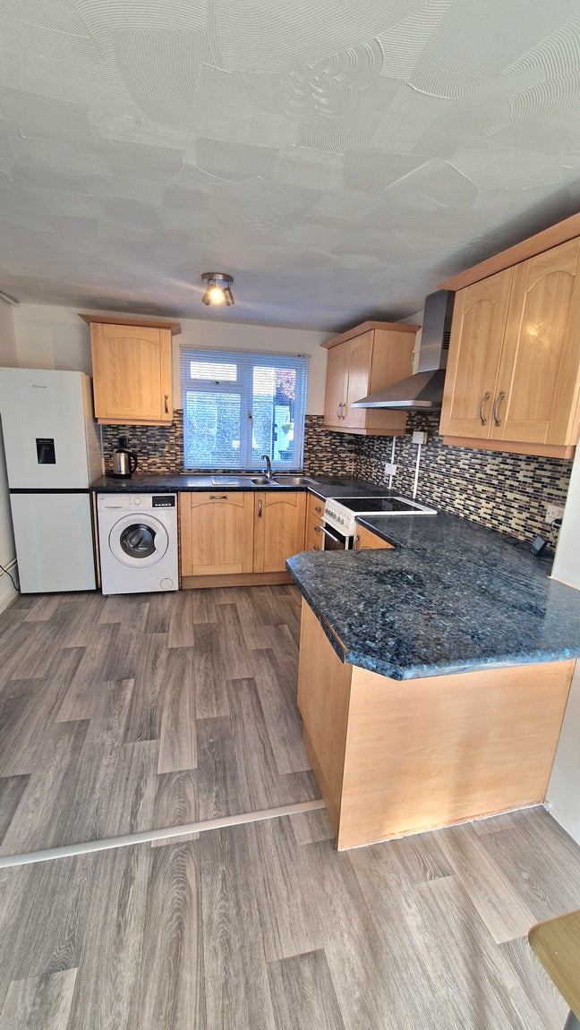 Whole House - Hainault - 5 mins from tube - zone 4 Main Photo