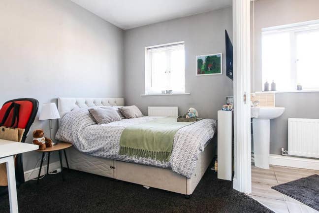 EnSuite available for rent in a 2 bed house NE12  Main Photo