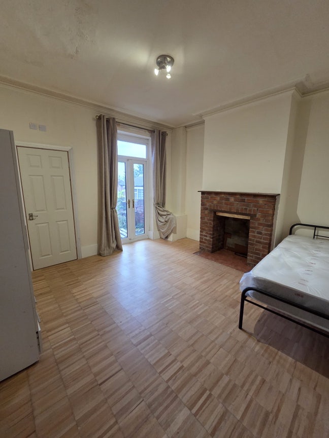 En Suite Great Location Rooms  Main Photo