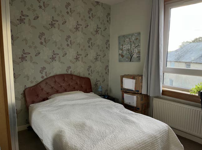 Sunny bedroom in Newington  Main Photo