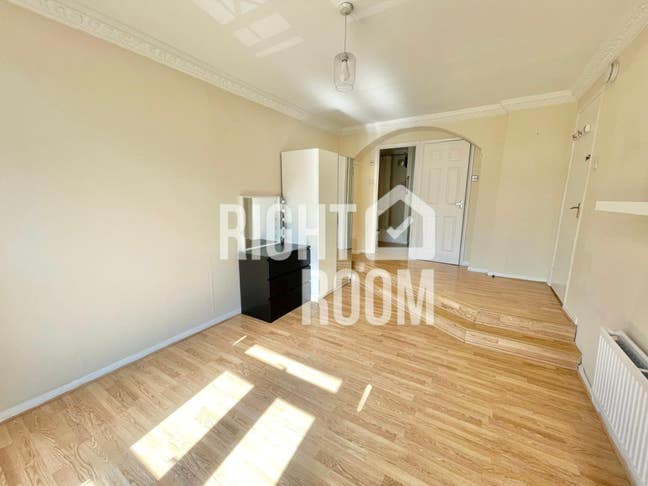 Large Ensuite with Kicthenette and Bathroom- E6 Main Photo