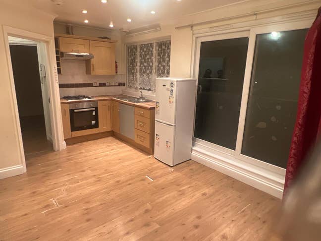 Smalldouble room available 7mins walk to Elizabeth Main Photo