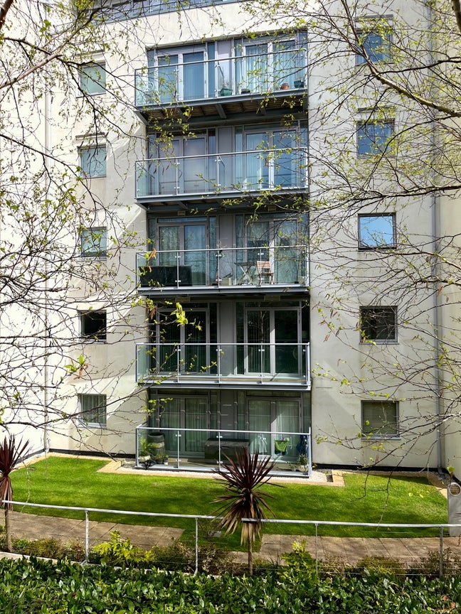 Large one bedroom flat with balcony and parking Main Photo