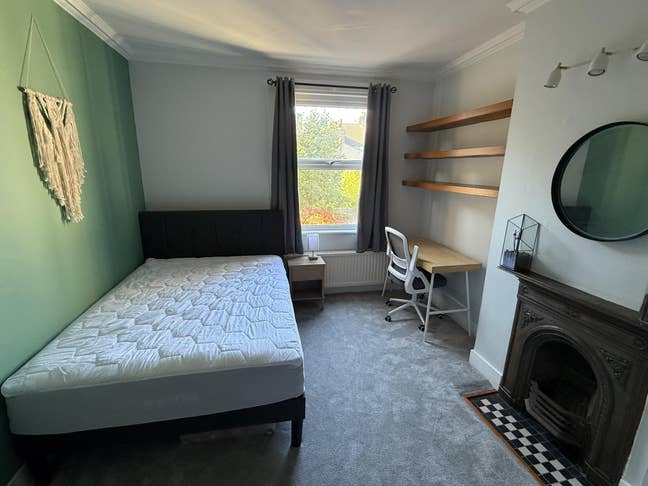 **Large double bedroom in fabulous location** Main Photo
