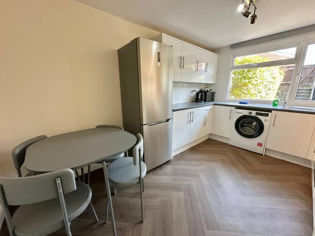 Newly Refurbished 4 Bed House Share Main Photo