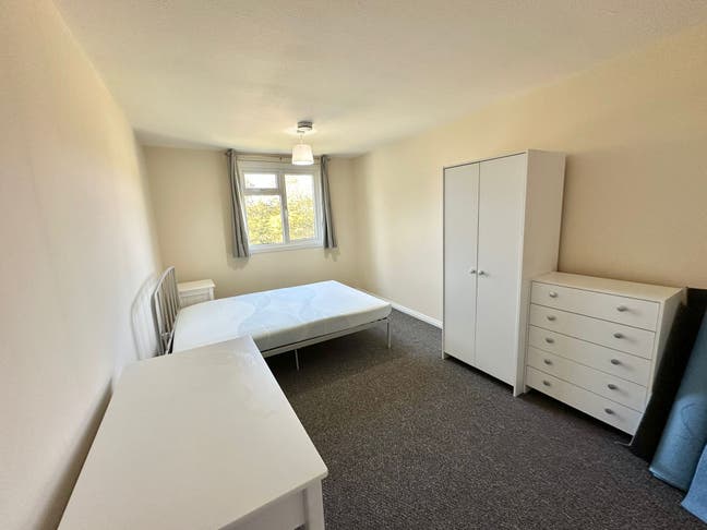 Newly Refurbished 4 Bed House Share Main Photo