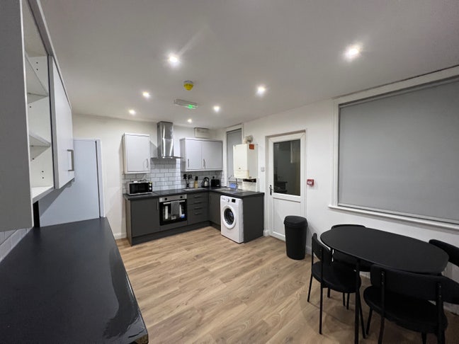 Brand new house with ensuite rooms Main Photo